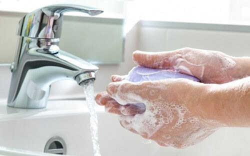 Rửa tay bằng xà phòng diệt khuẩn thường xuyên